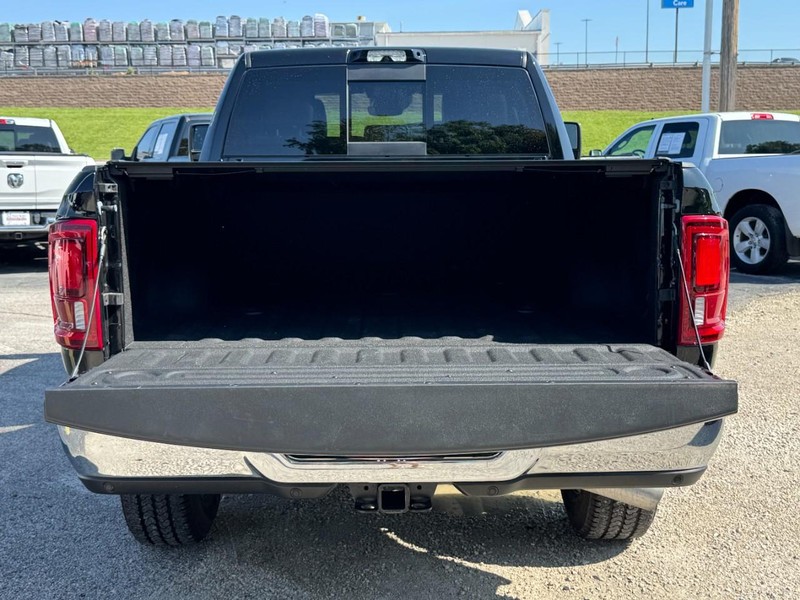 Ram 2500 Vehicle Full-screen Gallery Image 05