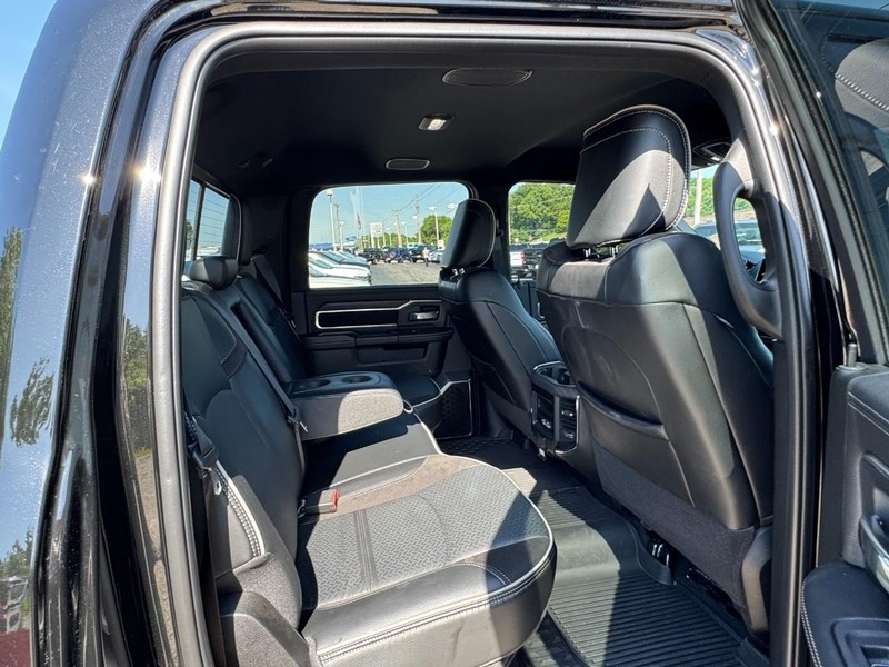 Ram 2500 Vehicle Full-screen Gallery Image 11