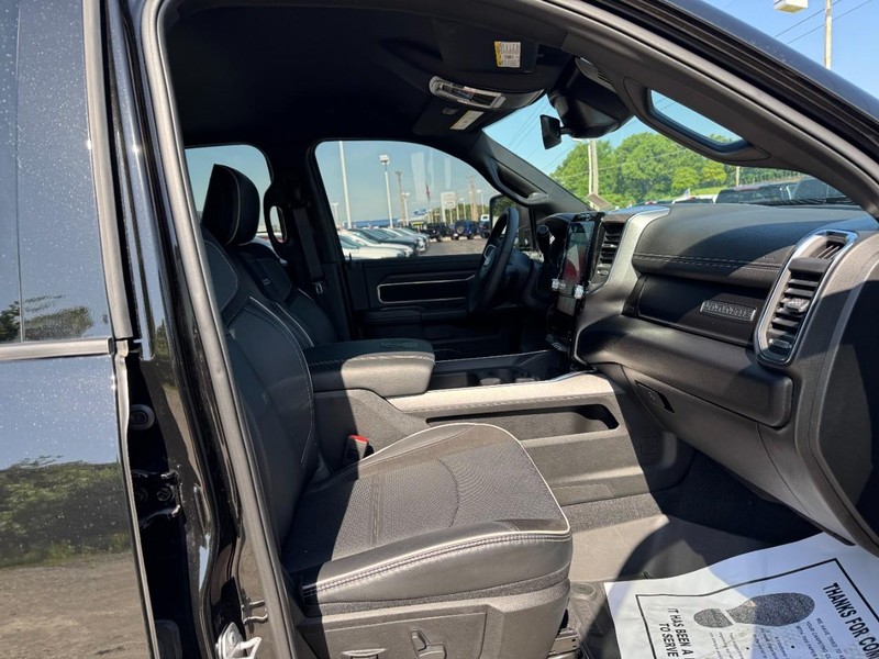 Ram 2500 Vehicle Full-screen Gallery Image 16
