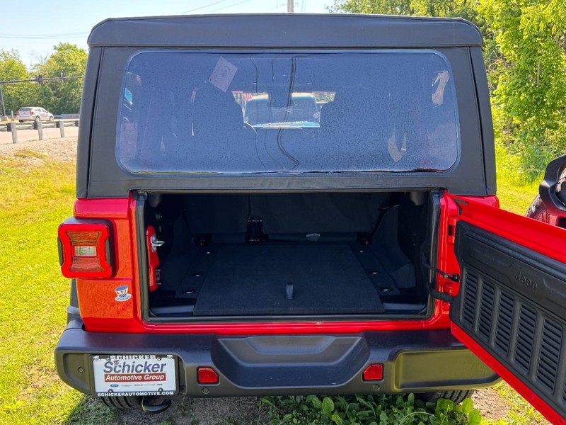 Jeep Wrangler Vehicle Full-screen Gallery Image 05