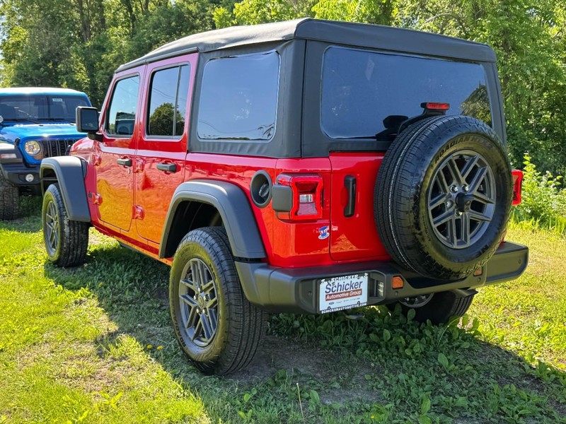 Jeep Wrangler Vehicle Full-screen Gallery Image 06