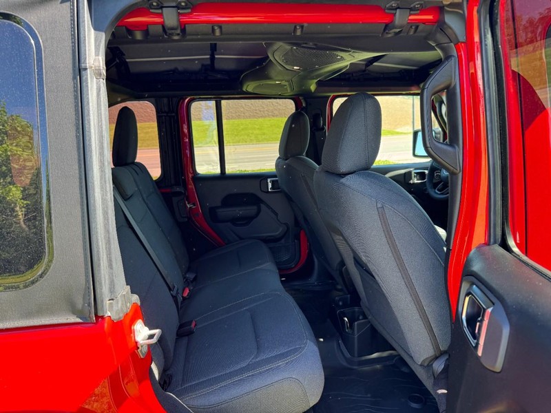 Jeep Wrangler Vehicle Full-screen Gallery Image 10