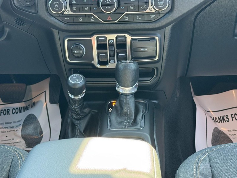 Jeep Wrangler Vehicle Full-screen Gallery Image 14