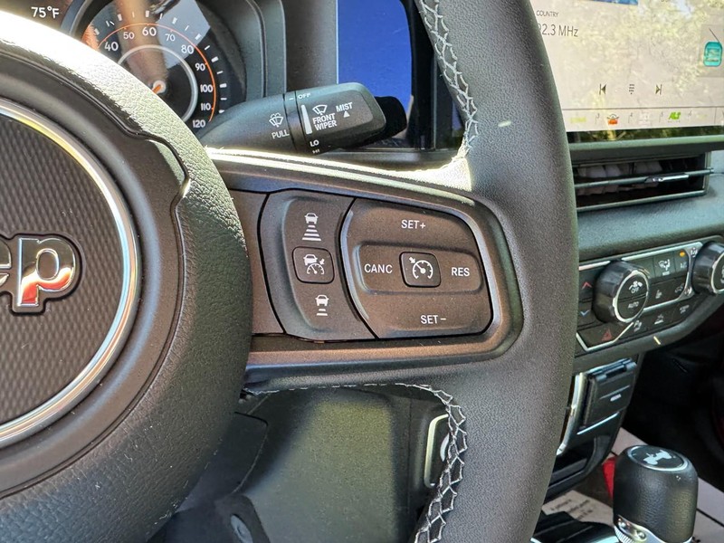 Jeep Wrangler Vehicle Full-screen Gallery Image 18