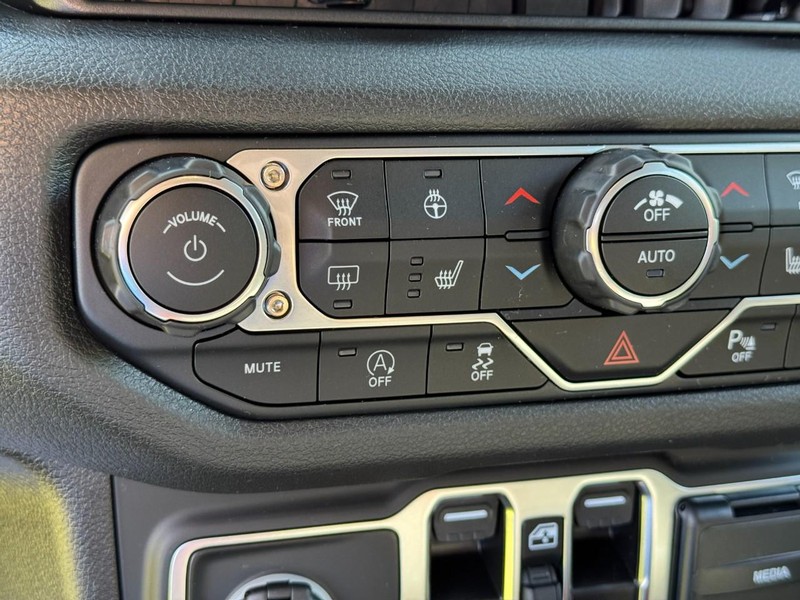 Jeep Wrangler Vehicle Full-screen Gallery Image 21