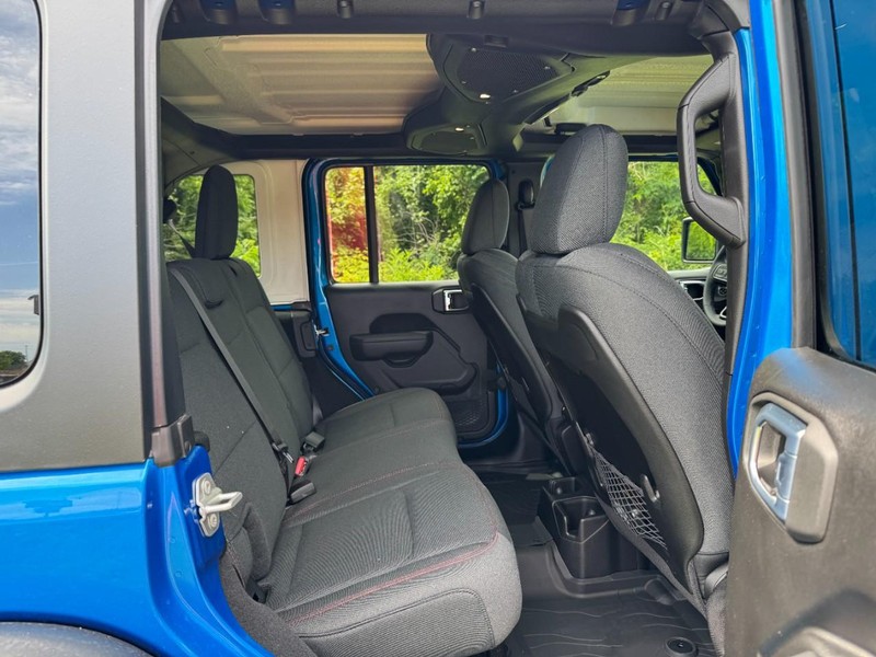 Jeep Wrangler Vehicle Full-screen Gallery Image 10