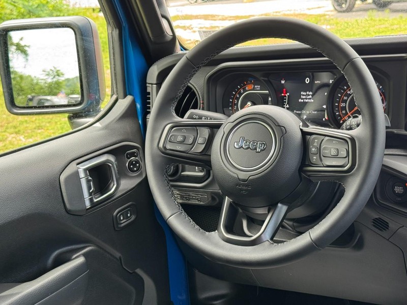 Jeep Wrangler Vehicle Full-screen Gallery Image 12