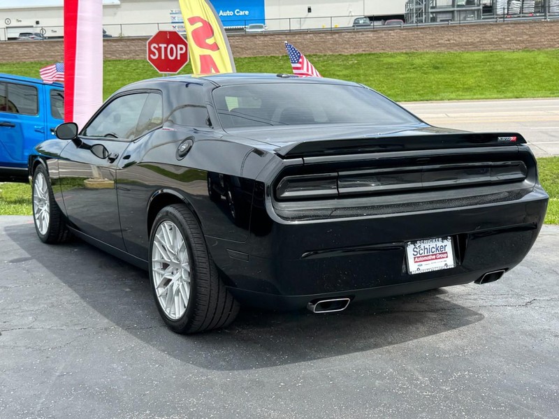 Dodge Challenger Vehicle Full-screen Gallery Image 06