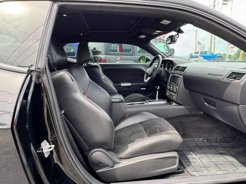 Dodge Challenger Vehicle Full-screen Gallery Image 10