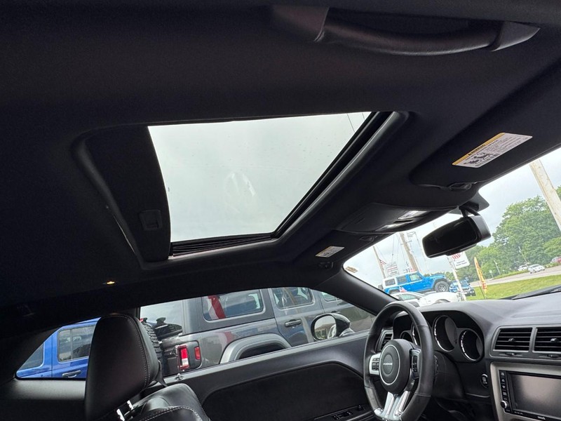 Dodge Challenger Vehicle Full-screen Gallery Image 11