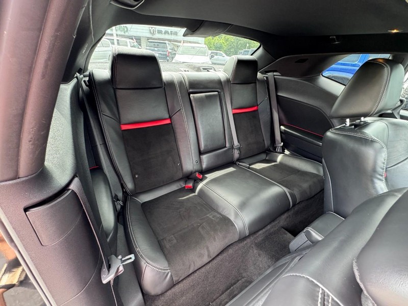Dodge Challenger Vehicle Full-screen Gallery Image 12