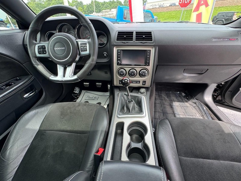 Dodge Challenger Vehicle Full-screen Gallery Image 13