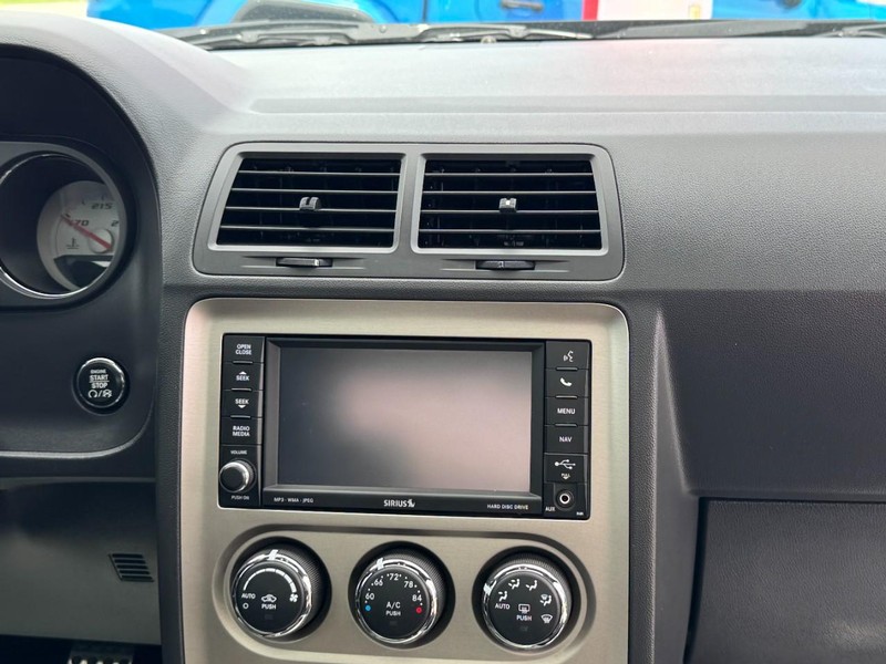 Dodge Challenger Vehicle Full-screen Gallery Image 15