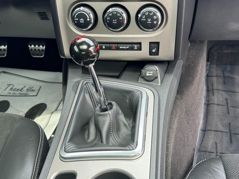 Dodge Challenger Vehicle Full-screen Gallery Image 16