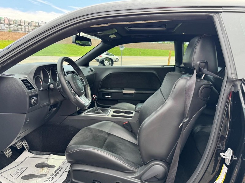 Dodge Challenger Vehicle Full-screen Gallery Image 17