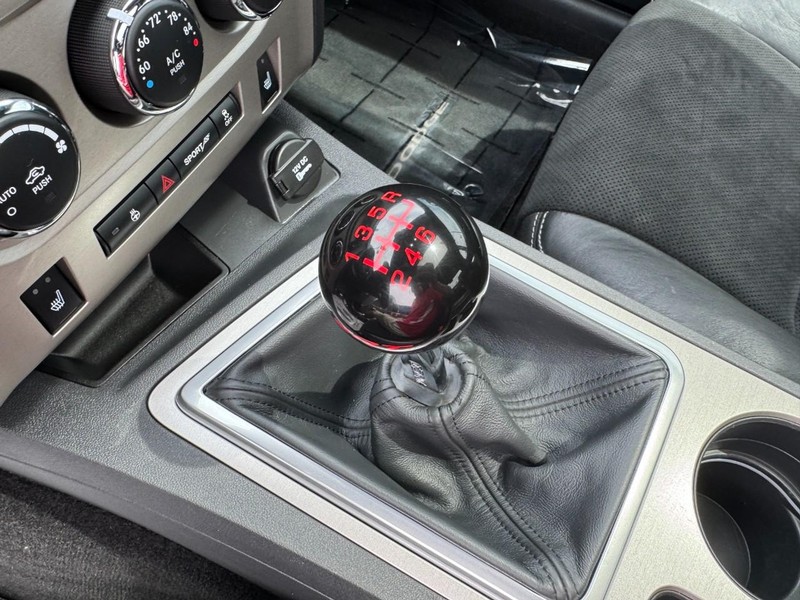 Dodge Challenger Vehicle Full-screen Gallery Image 19
