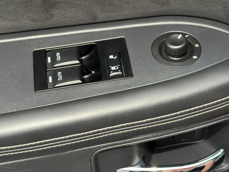 Dodge Challenger Vehicle Full-screen Gallery Image 24