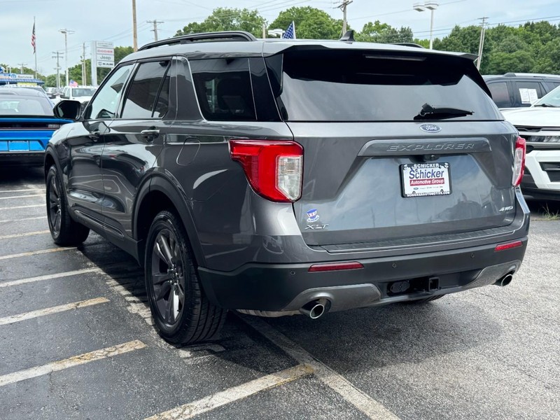 Ford Explorer Vehicle Full-screen Gallery Image 06
