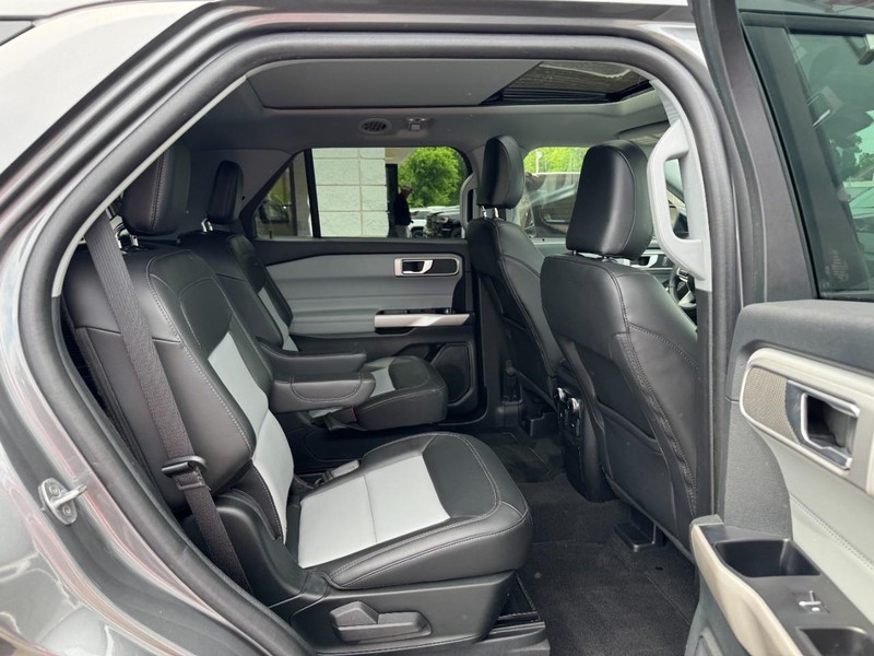 Ford Explorer Vehicle Full-screen Gallery Image 10