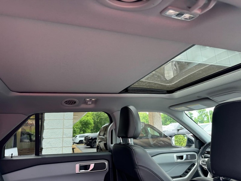 Ford Explorer Vehicle Full-screen Gallery Image 11