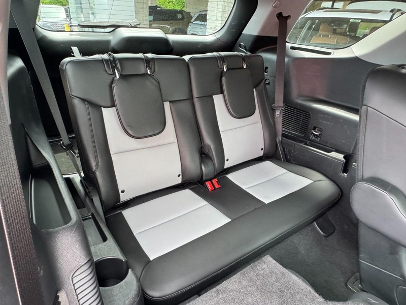 Ford Explorer Vehicle Full-screen Gallery Image 12