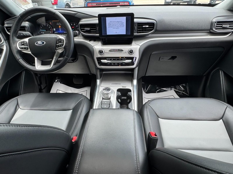 Ford Explorer Vehicle Full-screen Gallery Image 13