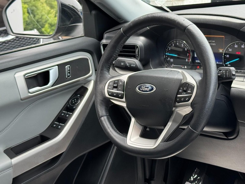 Ford Explorer Vehicle Full-screen Gallery Image 14