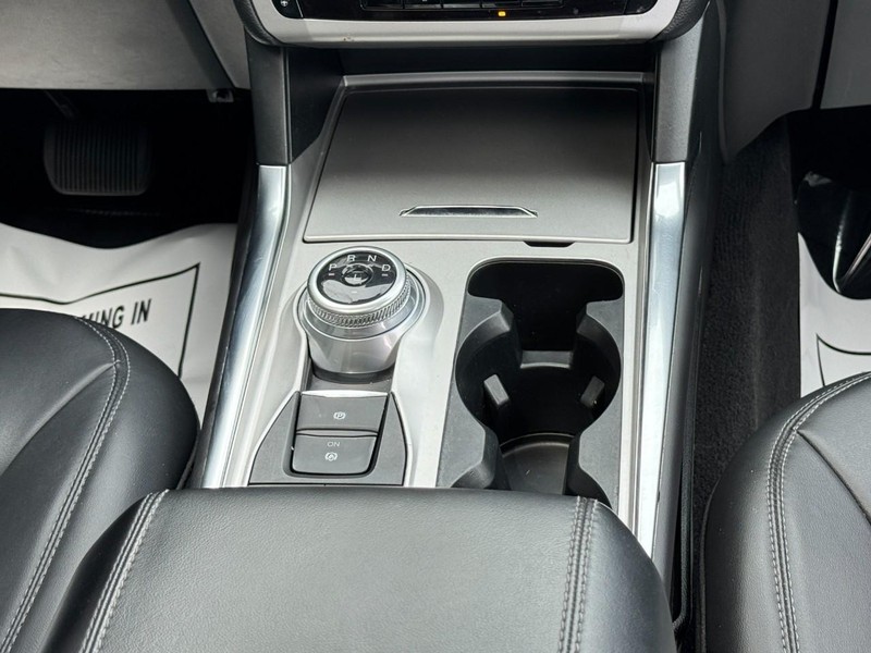 Ford Explorer Vehicle Full-screen Gallery Image 16
