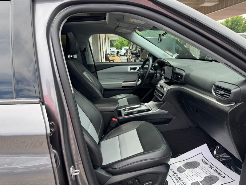 Ford Explorer Vehicle Full-screen Gallery Image 17