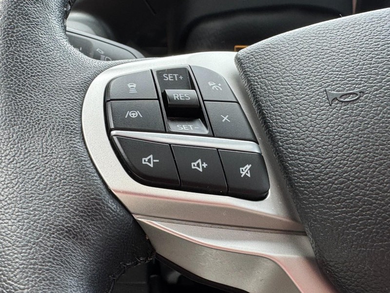 Ford Explorer Vehicle Full-screen Gallery Image 18