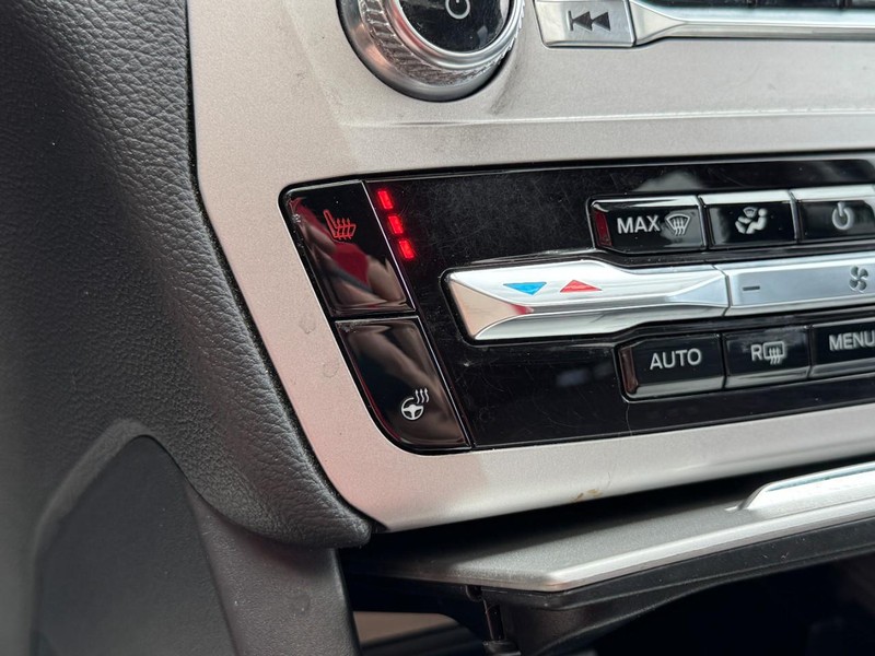 Ford Explorer Vehicle Full-screen Gallery Image 22