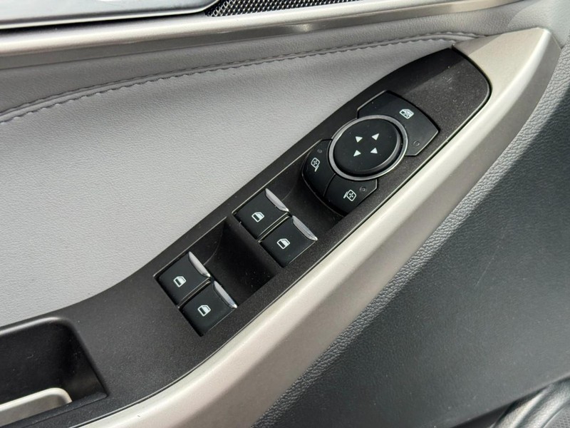 Ford Explorer Vehicle Full-screen Gallery Image 25