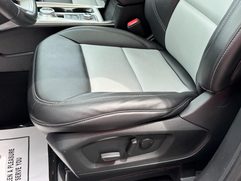 Ford Explorer Vehicle Full-screen Gallery Image 26