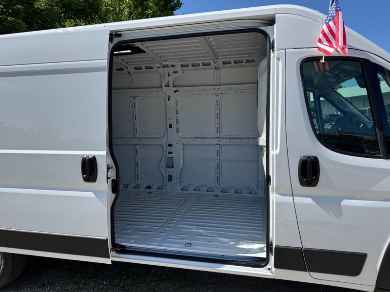 Ram ProMaster Cargo Van Vehicle Full-screen Gallery Image 10