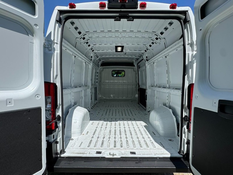 Ram ProMaster Cargo Van Vehicle Full-screen Gallery Image 13