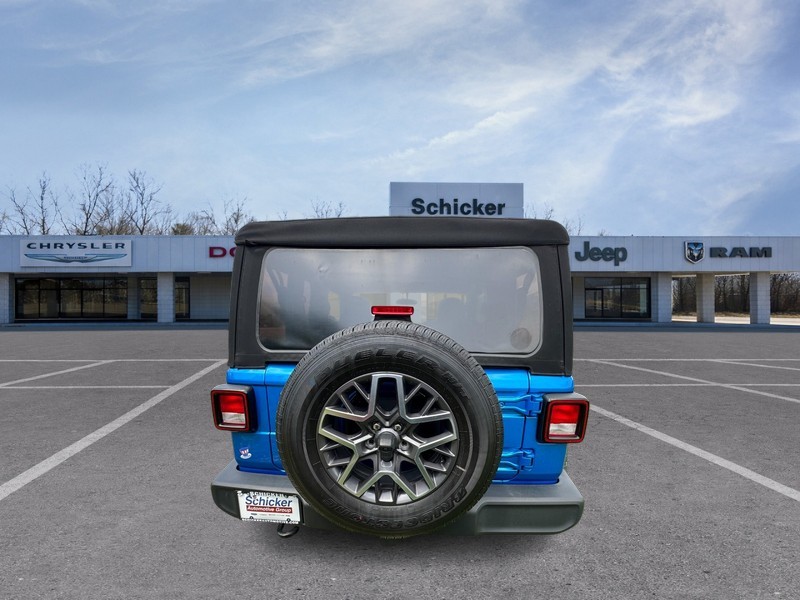 Jeep Wrangler Vehicle Full-screen Gallery Image 04