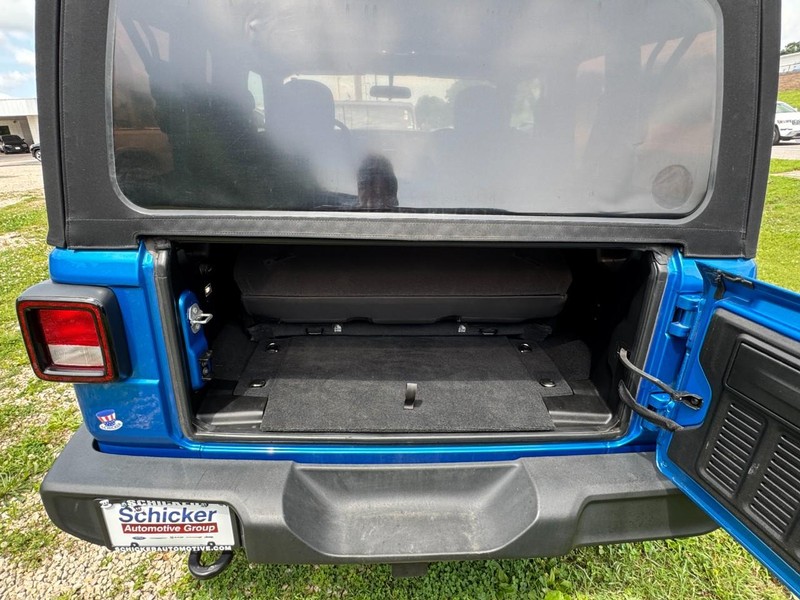 Jeep Wrangler Vehicle Full-screen Gallery Image 05