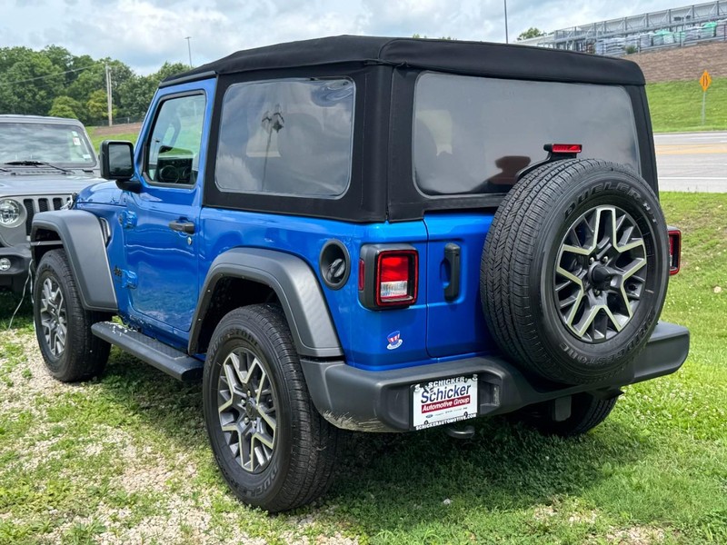 Jeep Wrangler Vehicle Full-screen Gallery Image 06