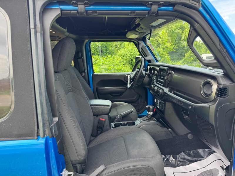 Jeep Wrangler Vehicle Full-screen Gallery Image 10