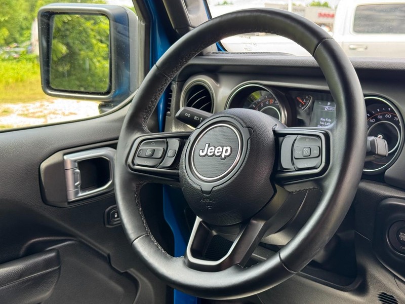 Jeep Wrangler Vehicle Full-screen Gallery Image 13