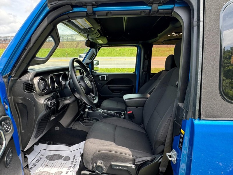 Jeep Wrangler Vehicle Full-screen Gallery Image 16