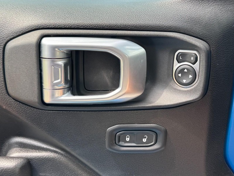 Jeep Wrangler Vehicle Full-screen Gallery Image 25