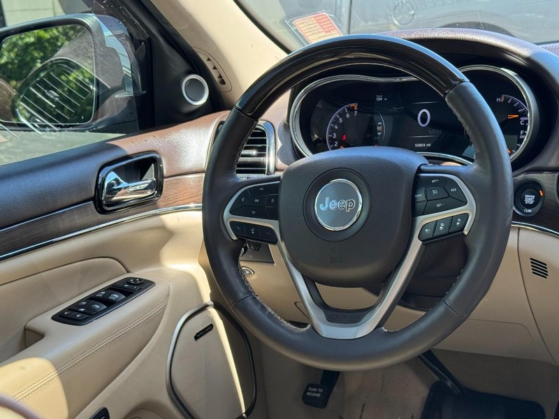 Jeep Grand Cherokee Vehicle Full-screen Gallery Image 13