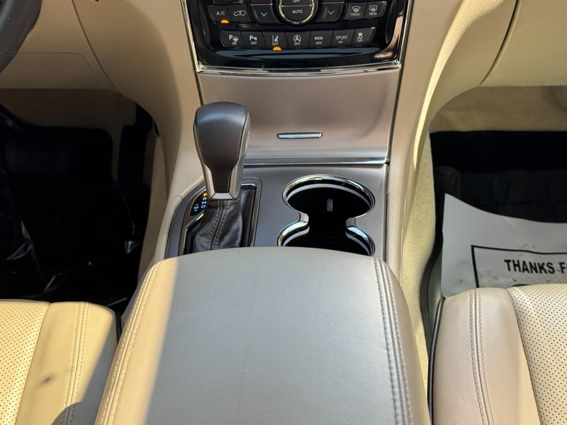 Jeep Grand Cherokee Vehicle Full-screen Gallery Image 15