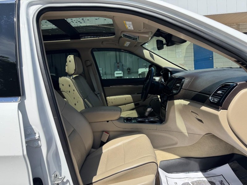 Jeep Grand Cherokee Vehicle Full-screen Gallery Image 16