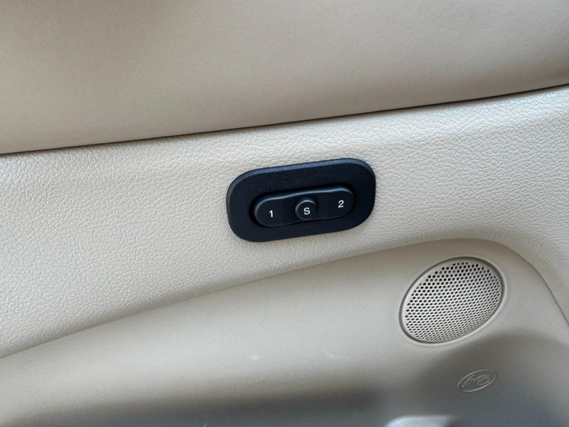 Jeep Grand Cherokee Vehicle Full-screen Gallery Image 17