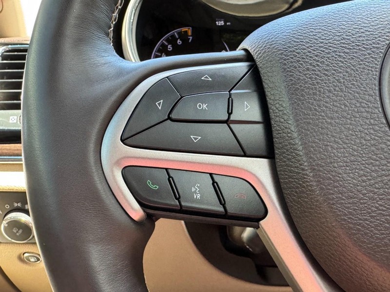 Jeep Grand Cherokee Vehicle Full-screen Gallery Image 18
