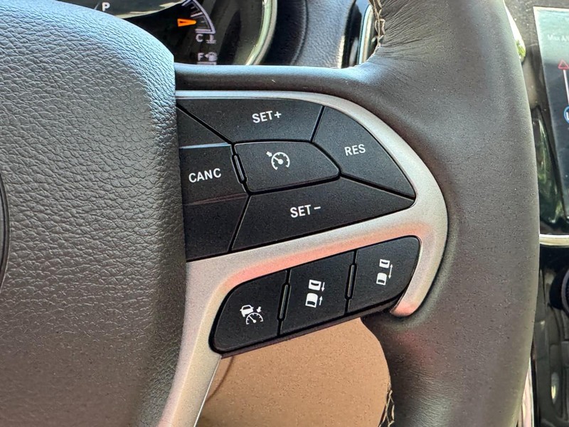 Jeep Grand Cherokee Vehicle Full-screen Gallery Image 19