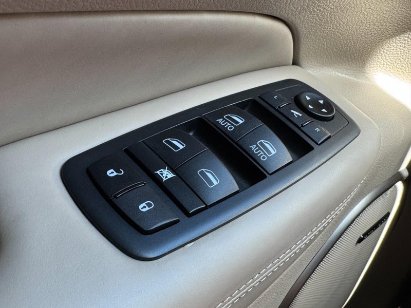 Jeep Grand Cherokee Vehicle Full-screen Gallery Image 25