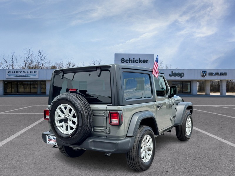 Jeep Wrangler Vehicle Full-screen Gallery Image 03